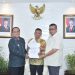 Ketua DPRD Kota Jambi Kemas Faried Alfarelly Bersama Wali Kota Jambi Maulana Menyerahkan Langsung Surat Permohonan Pencabutan Blokir Zona Merah Kepada Presiden Republik Indonesia Melalui Deputi Sekretariat Kabinet Republik Indonesia
