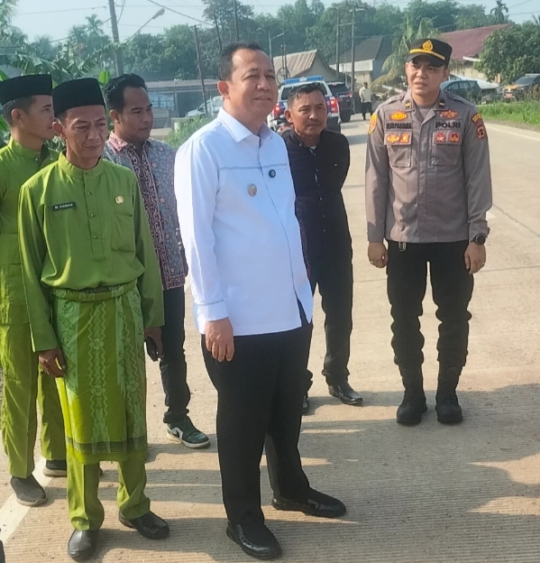 Bupati Muaro Jambi,Dr.Bambang Bayu Suseno, SP MM MSI Turun Langsung ke Lapangan Guna Meninjau Penyelesaian Proyek Jalan Beton di Ruas Strategis Pelabuhan Talang Duku Hingga Simpang Tiga Desa Kemingking Dalam