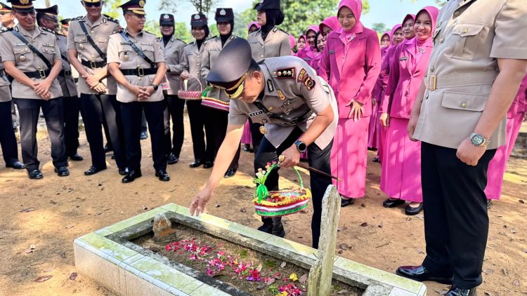 Polres Muaro Jambi Gelar Upacara Ziarah Rombongan di TMP Kusuma Bhakti Sambut Hari Bhayangkara ke-80
