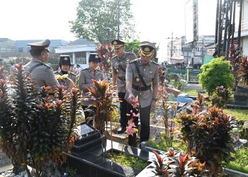 Polda Jambi Gelar Upacara Ziarah Rombongan di TPU Paal Merah, Wujud Penghormatan kepada Jasa Para Pahlawan Bhayangkara