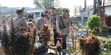 Polda Jambi Gelar Upacara Ziarah Rombongan di TPU Paal Merah, Wujud Penghormatan kepada Jasa Para Pahlawan Bhayangkara