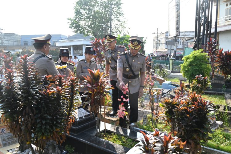 Polda Jambi Gelar Upacara Ziarah Rombongan di TPU Paal Merah, Wujud Penghormatan kepada Jasa Para Pahlawan Bhayangkara
