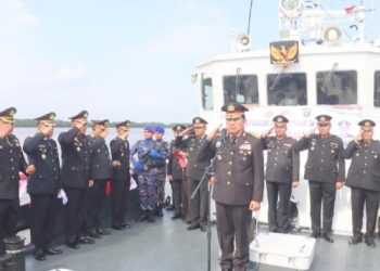 Polda Jambi Menggelar Upacara Tabur Bunga di Perairan Kuala Tungkal