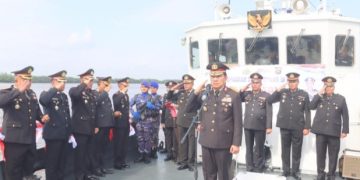 Polda Jambi Menggelar Upacara Tabur Bunga di Perairan Kuala Tungkal