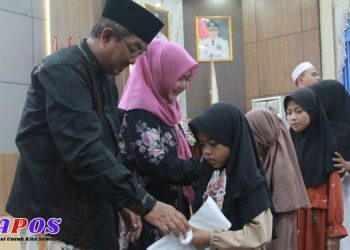 Bupati Anwar Sadat dan Hj. Fadhilah Santuni Anak Yatim di Peringatan Hari Asyura 1448 H