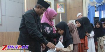 Bupati Anwar Sadat dan Hj. Fadhilah Santuni Anak Yatim di Peringatan Hari Asyura 1448 H