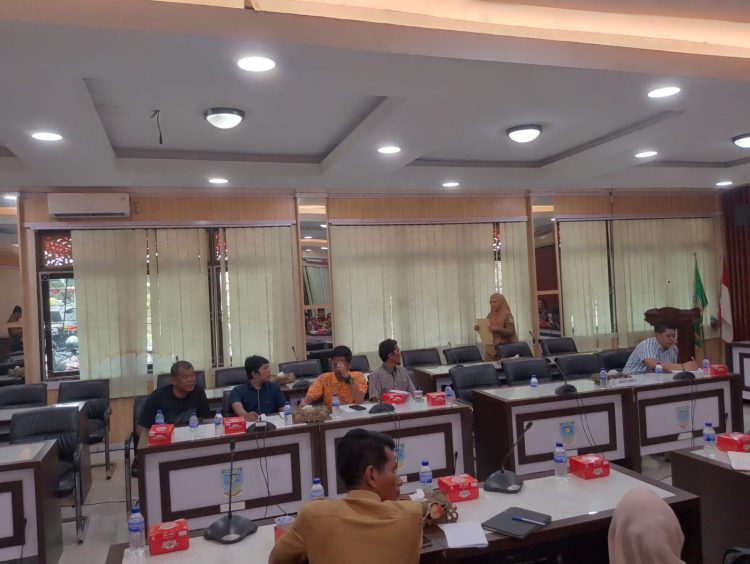 Rapat Dengar Pendapat Soal Sampah Memanas LSM GERAM Jambi Soroti Penutupan Tempat Sampah Dengan IURAN Warga