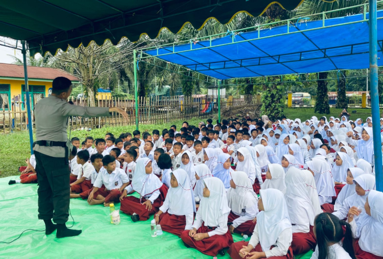 Satbinmas Polres Bungo Sosialisasikan Stop Bullying dan Tanamkan Disiplin Sejak Dini di SDN 88/II Sungai Mengkuang
