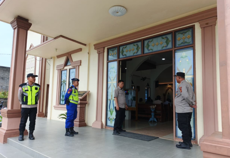 Polres Tanjung Jabung Barat Kawal Ibadah Minggu di Gereja Santo Paulus, Situasi Tetap Aman dan Kondusif