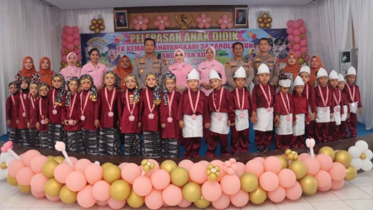 Kapolres Sarolangun dan Ketua Bhayangkari Lepas 24 Siswa TK Kemala Bhayangkari 34 Angkatan XIX