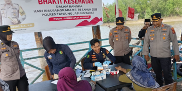 Polres Tanjab Barat Berikan Layanan Kesehatan Gratis bagi 197 Warga Pesisir Terpencil