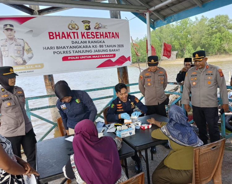 Polres Tanjab Barat Berikan Layanan Kesehatan Gratis bagi 197 Warga Pesisir Terpencil