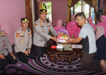 Wujud Kepedulian Polri, Kapolres Sarolangun Gelar Anjangsana kepada Personel Sakit dan Warakauri