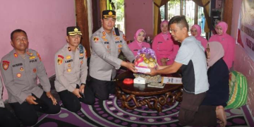 Wujud Kepedulian Polri, Kapolres Sarolangun Gelar Anjangsana kepada Personel Sakit dan Warakauri