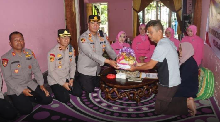 Wujud Kepedulian Polri, Kapolres Sarolangun Gelar Anjangsana kepada Personel Sakit dan Warakauri
