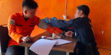 Perkuat Kesiapsiagaan Lapangan, Sidokkes Polres Tanjab Barat dan SAR Kuala Tungkal Jalin Sinergi Lewat Bakti Kesehatan