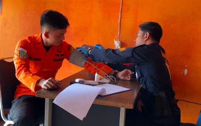 Perkuat Kesiapsiagaan Lapangan, Sidokkes Polres Tanjab Barat dan SAR Kuala Tungkal Jalin Sinergi Lewat Bakti Kesehatan