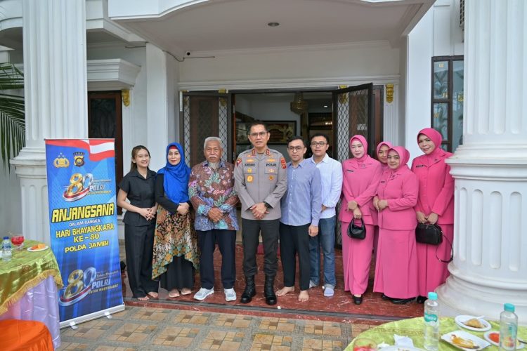 Kapolda Jambi Bersama PJU dan Bhayangkari Gelar Anjangsana ke Purnawirawan Polri dalam Rangka Hari Bhayangkara ke-80