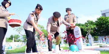 Polda Jambi Gelar Ziarah Rombongan di TMP Satria Bhakti, Kenang Jasa Para Pahlawan pada Hari Bhayangkara ke-80