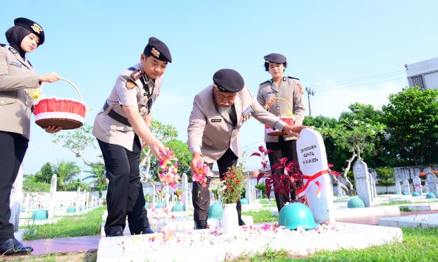 Polda Jambi Gelar Ziarah Rombongan di TMP Satria Bhakti, Kenang Jasa Para Pahlawan pada Hari Bhayangkara ke-80