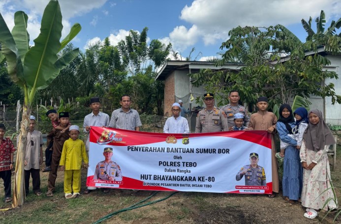Sambut Hari Bhayangkara ke-80, Polres Tebo Salurkan Bantuan Sumur Bor untuk Pondok Pesantren