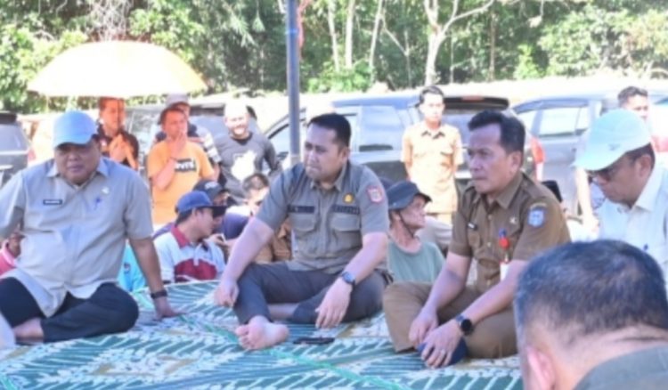 Gelar Rapat Terbuka di Bawah Tenda, Bupati M Syukur Libatkan Masyarakat Persiapkan MTQ ke-52