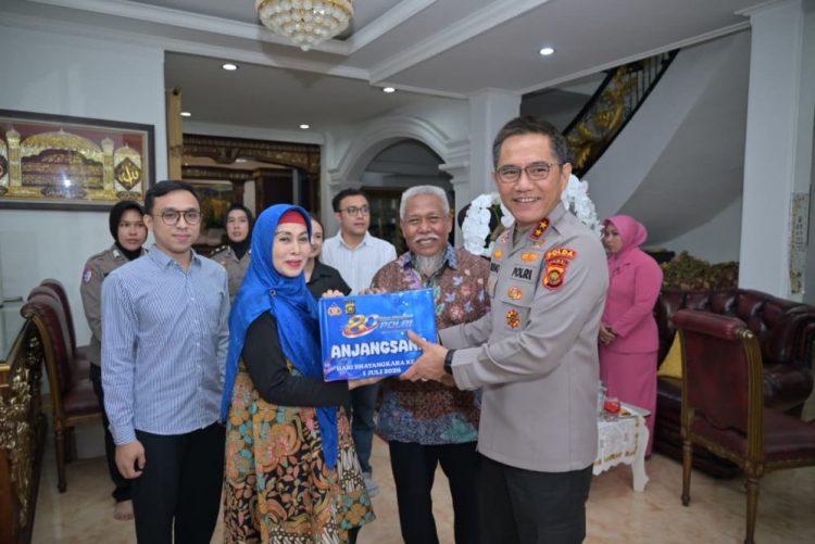 Kapolda Jambi Bersama PJU dan Bhayangkari Gelar Anjangsana ke Purnawirawan Polri dalam Rangka Hari Bhayangkara ke-80