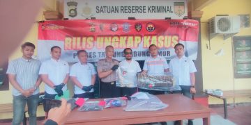 Bupati Tanjab Barat Serahkan Bantuan Kepada Korban Kebakaran di Tungkal Ilir