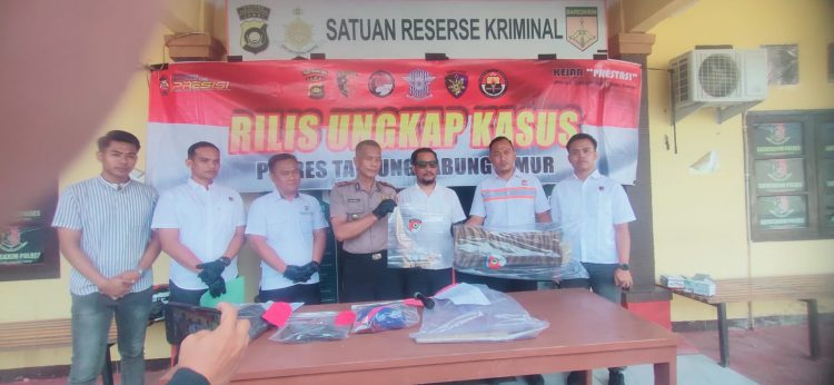 Bupati Tanjab Barat Serahkan Bantuan Kepada Korban Kebakaran di Tungkal Ilir