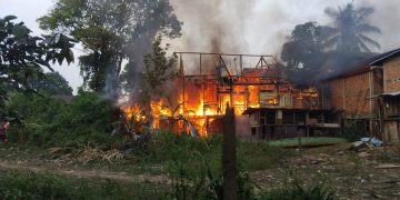 Diduga Korsleting Listrik, Dua Rumah di Arab Melayu Terbakar