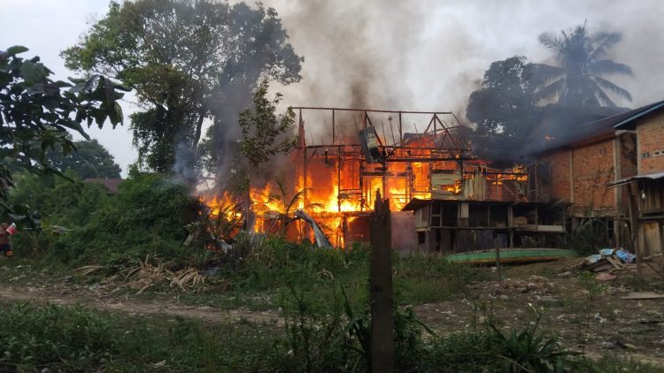 Diduga Korsleting Listrik, Dua Rumah di Arab Melayu Terbakar