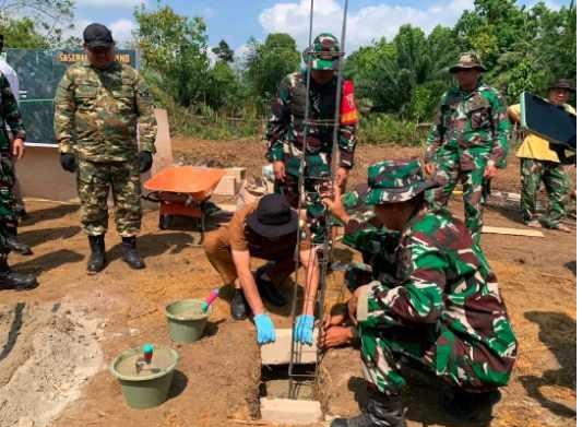 Bupati Tanjab Barat Serahkan Bantuan Kepada Korban Kebakaran di Tungkal Ilir