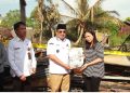 Bupati Tanjab Barat Serahkan Bantuan Kepada Korban Kebakaran di Tungkal Ilir