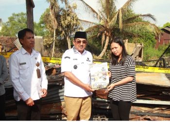 Bupati Tanjab Barat Serahkan Bantuan Kepada Korban Kebakaran di Tungkal Ilir