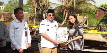 Bupati Tanjab Barat Serahkan Bantuan Kepada Korban Kebakaran di Tungkal Ilir