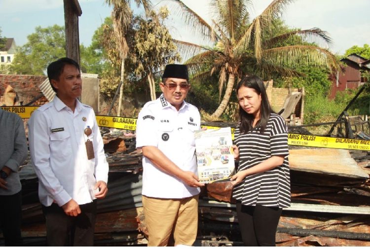 Bupati Tanjab Barat Serahkan Bantuan Kepada Korban Kebakaran di Tungkal Ilir