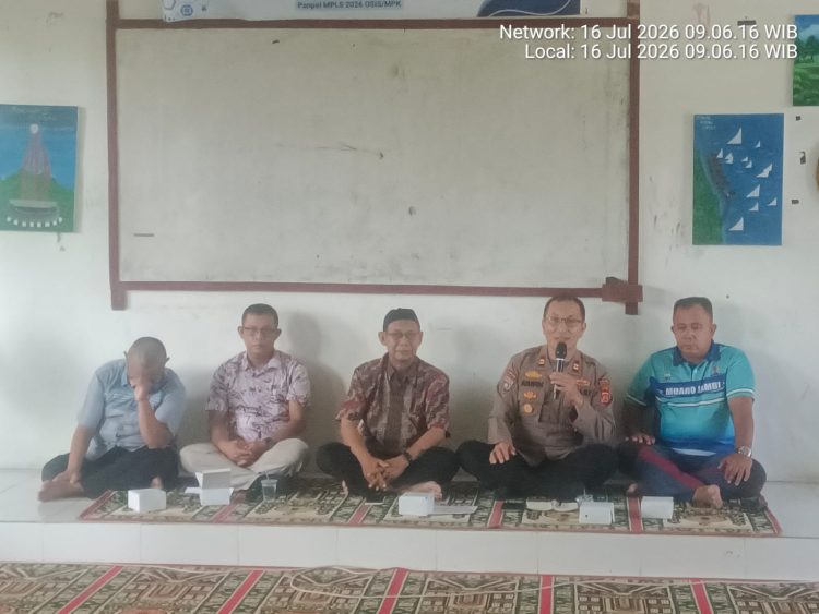 Kasat Binmas Polres Muaro Jambi Jadi Narasumber Pada Pelaksanaan MPLS di SMAN 8 Muaro Jambi