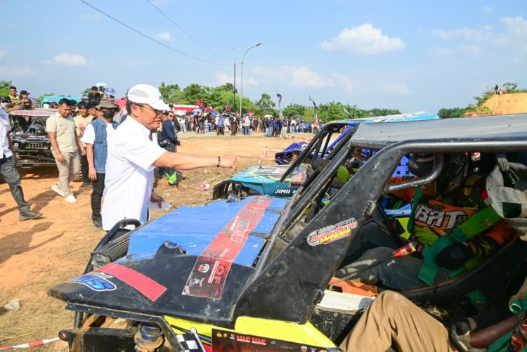 Polres Muaro Jambi Berjibaku Gotong Royong Lingkungan Markas Komando, Rumah Dinas, dan Asrama