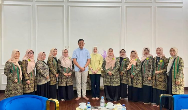 Polres Muaro Jambi Berjibaku Gotong Royong Lingkungan Markas Komando, Rumah Dinas, dan Asrama