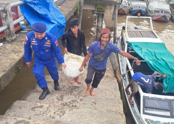 Satpolairud Polres Tanjung Jabung Barat Hadir Membantu Penumpang Kapal, Wujudkan Program Polisi Penolong
