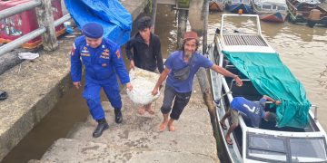 Satpolairud Polres Tanjung Jabung Barat Hadir Membantu Penumpang Kapal, Wujudkan Program Polisi Penolong