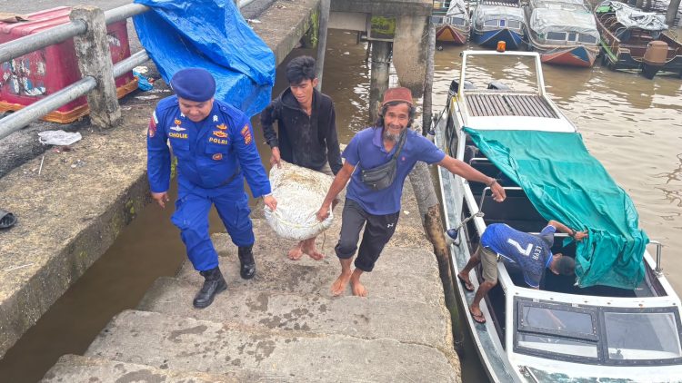 Satpolairud Polres Tanjung Jabung Barat Hadir Membantu Penumpang Kapal, Wujudkan Program Polisi Penolong