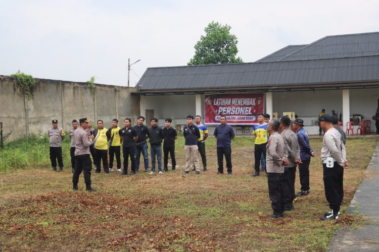 Polres Tanjab Barat Tingkatkan Kualitas SDM Personel Melalui Latihan Menembak Berkala