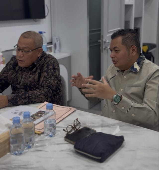 Ketua DPRD Kota Jambi Kemas Faried Alfarelly Menemui Wakil Ketua Komisi II DPR RI untuk Meminta Dukungan Percepatan Penyelesaian Masalah Tersebut