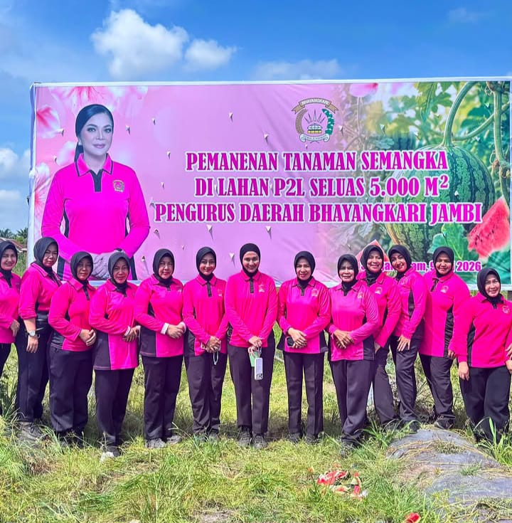 Kapolres Muaro Jambi AKBP Heri Supriawan, S.I.K., M.H. Mendampingi Ketua Bhayangkari Daerah Jambi Ny. Evi Krisno Dalam Kegiatan Panen Buah Semangka di Lahan Pekarangan Pangan Lestari