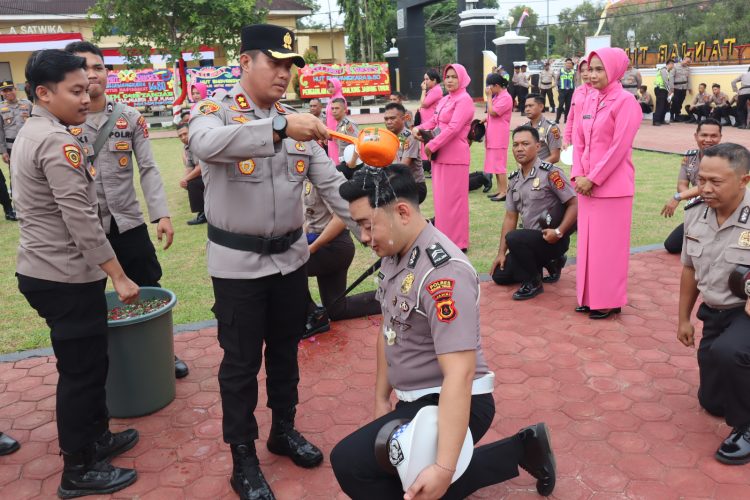Kapolres Tanjab Timur Pimpin Upacara Kenaikan Pangkat Periode 1 Juli 2026, Tekankan Peningkatan Kinerja Personel