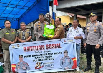 Polres Bungo dan Pemkab Bergerak Cepat, Ratusan Paket Bantuan Disalurkan kepada Korban Banjir Tanah Bekali