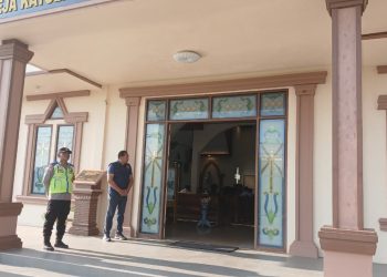 Polsek Kawasan Pelabuhan Marina Amankan Ibadah Minggu di Gereja Santo Paulus Kuala Tungkal, Ibadah Berlangsung Aman dan Khidmat