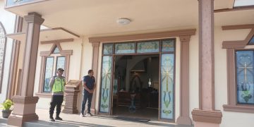 Polsek Kawasan Pelabuhan Marina Amankan Ibadah Minggu di Gereja Santo Paulus Kuala Tungkal, Ibadah Berlangsung Aman dan Khidmat