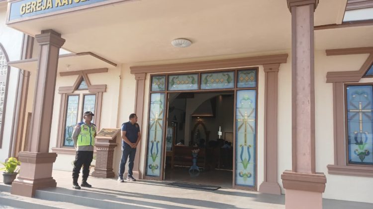 Polsek Kawasan Pelabuhan Marina Amankan Ibadah Minggu di Gereja Santo Paulus Kuala Tungkal, Ibadah Berlangsung Aman dan Khidmat